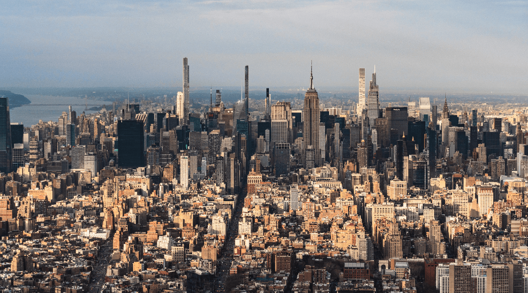Luchtfoto van New York met wolkenkrabbers en dichte stedelijke bebouwing