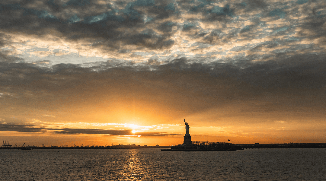 Zonsondergang achter het Vrijheidsbeeld in Amerika